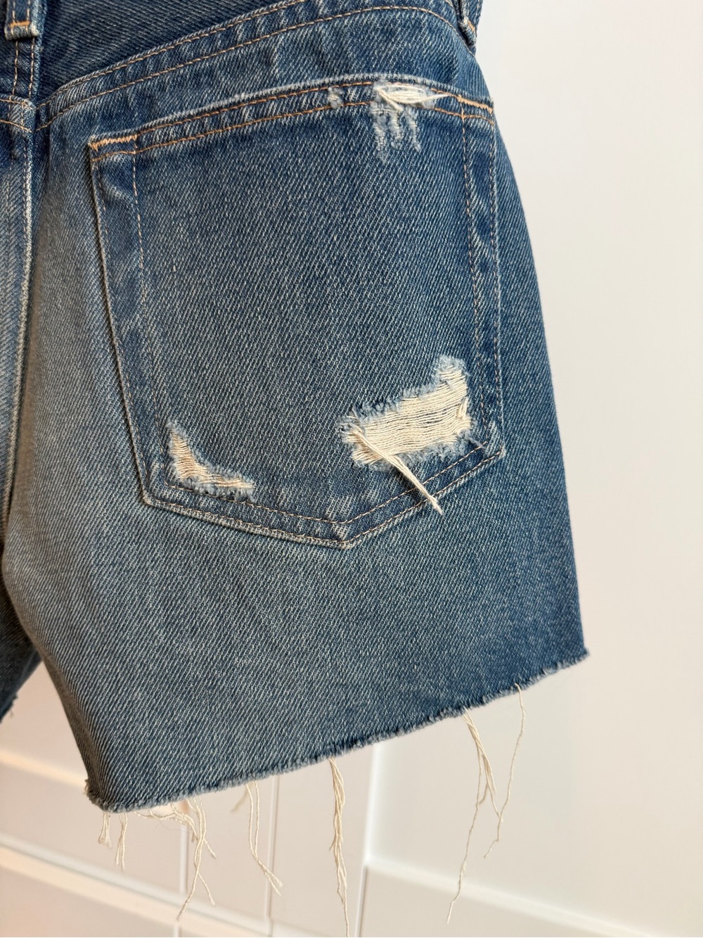 AG Alexxis High Rise Wedgie Distressed Shorts Womens 26R Medium Wash Raw Hem - Picture 5 of 13